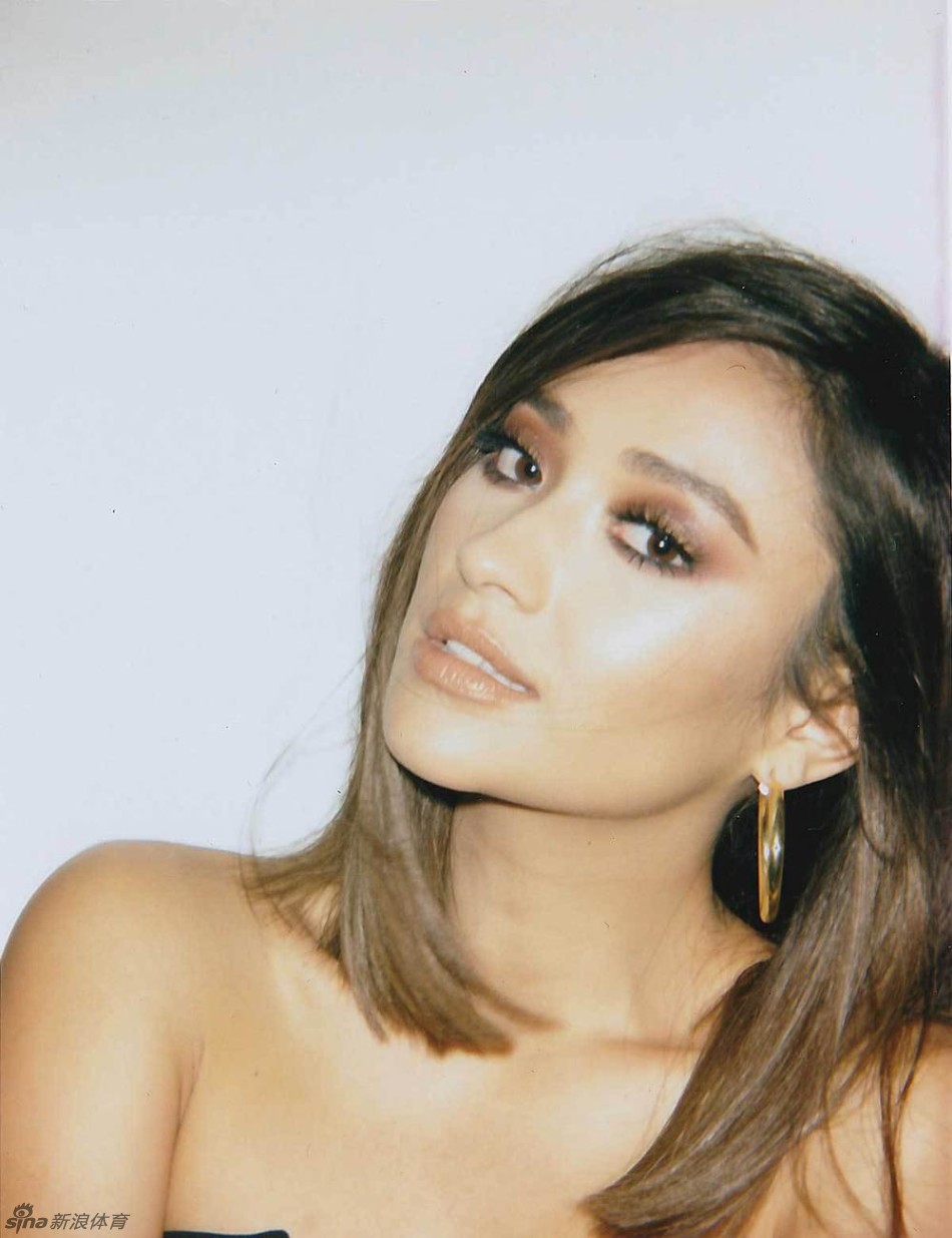 近日,公牛悍将吉米巴特勒绯闻女友薛-米契尔拍摄写真,薛穿上性感黑丝