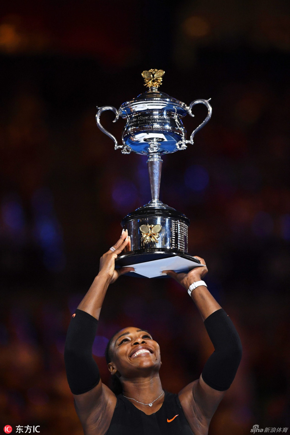 [澳网]小威高举冠军奖杯_高清图集_新浪网