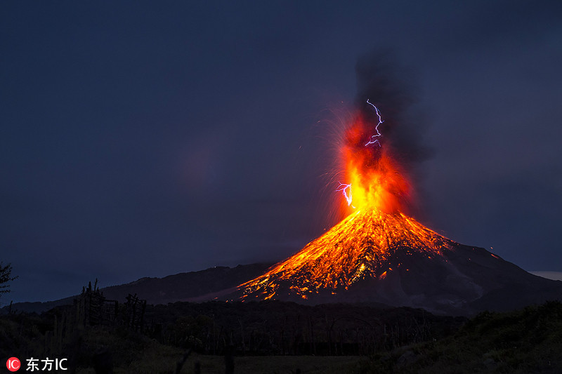 墨西哥火山喷发自带闪电 与熔岩辉映场面震撼