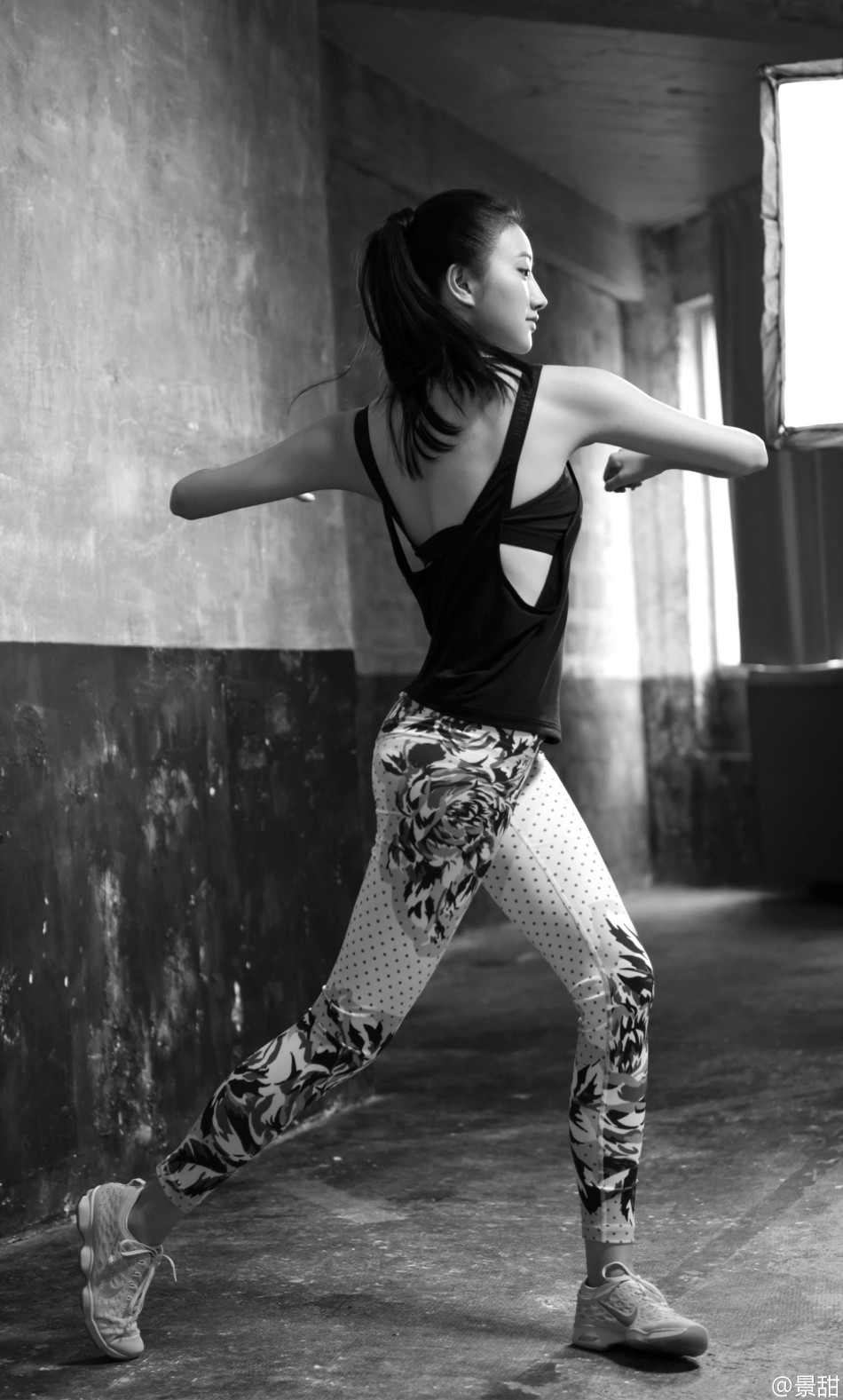 运动女孩更美丽!景甜健身照清新靓丽