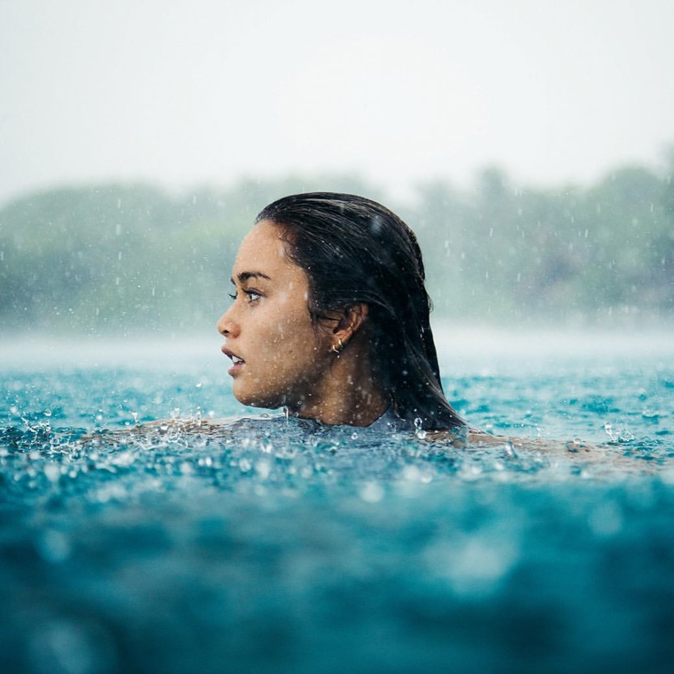 冲浪美女性感写真 s曲线身材曼妙