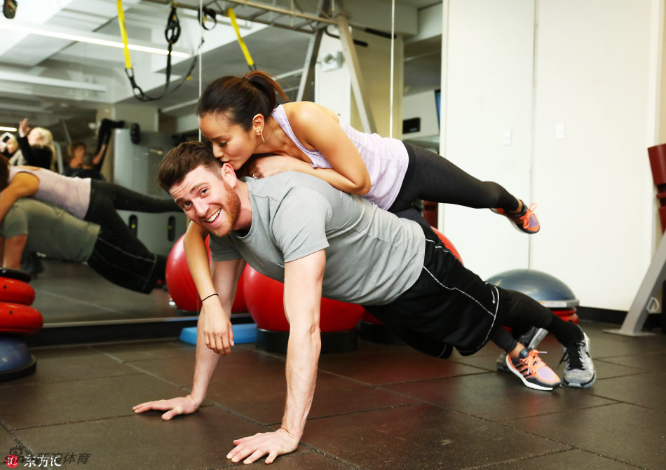 情人节秀恩爱 这组情侣健身照为您指点迷津_高清图集_新浪网
