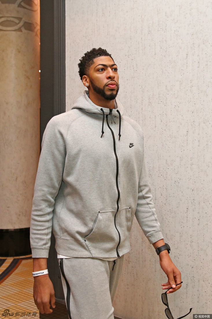 周末的各路球星都聚集到了新奥尔良,今天是官方拍摄宣传照,图为浓眉