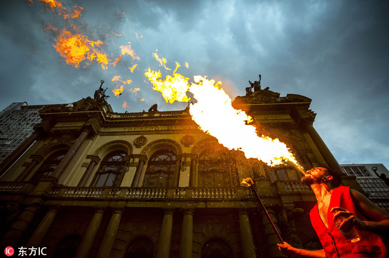 巴西街头艺人表演"吐火"绝技 场面惊险刺激