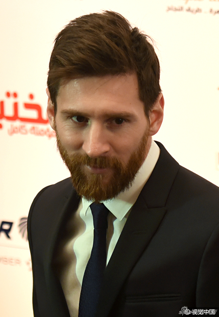 梅西西装革履出席公益活动