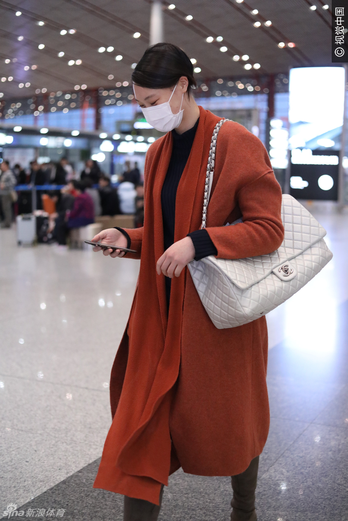 惠若琪现身机场神色匆忙