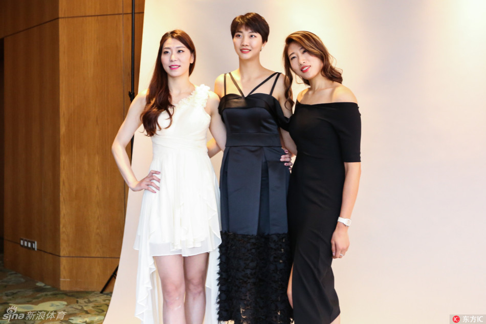 2月26日,全明星写真拍摄花絮,女排姑娘联袂出镜拼颜值.