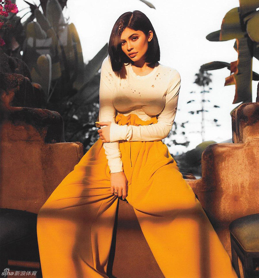 凯莉-詹娜近日最新杂志写真性感曝光,凯莉是卡戴珊家族中最小的孩子