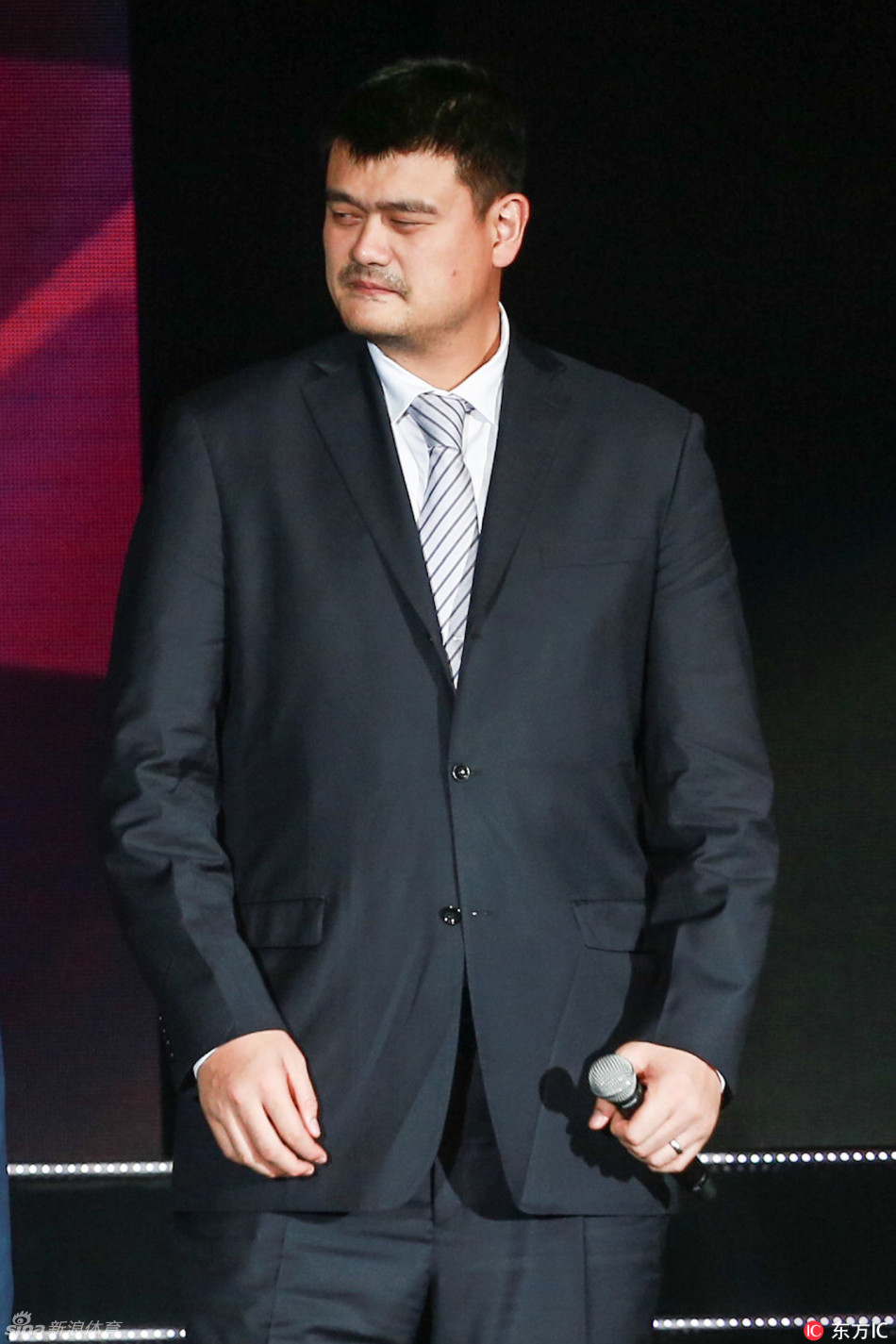 姚明参加快船vs黄蜂中场活动