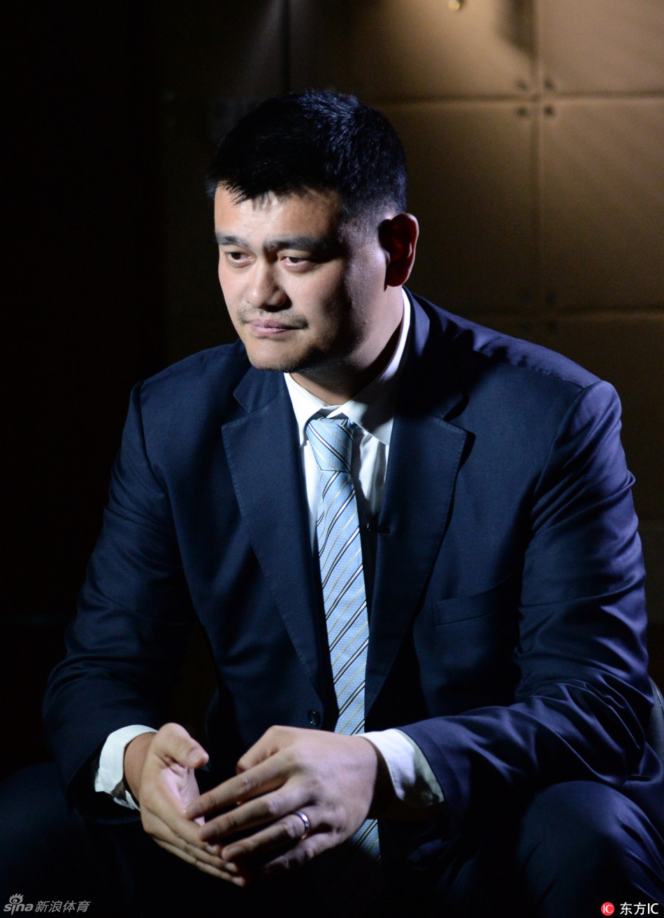 姚明参加快船vs黄蜂中场活动