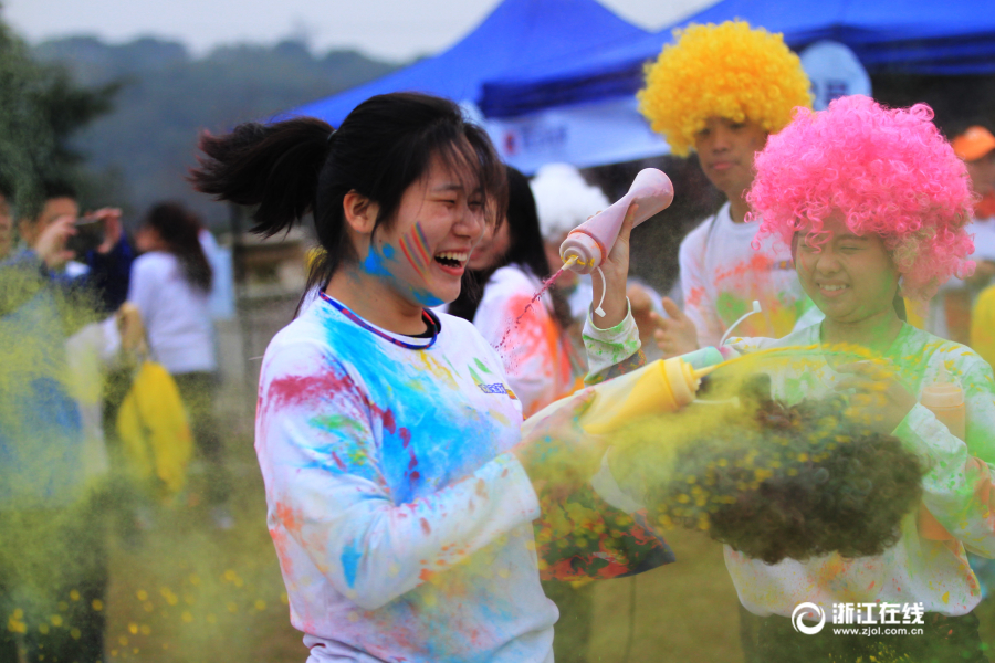 温州彩色跑举行 跑者"粉墨登场"