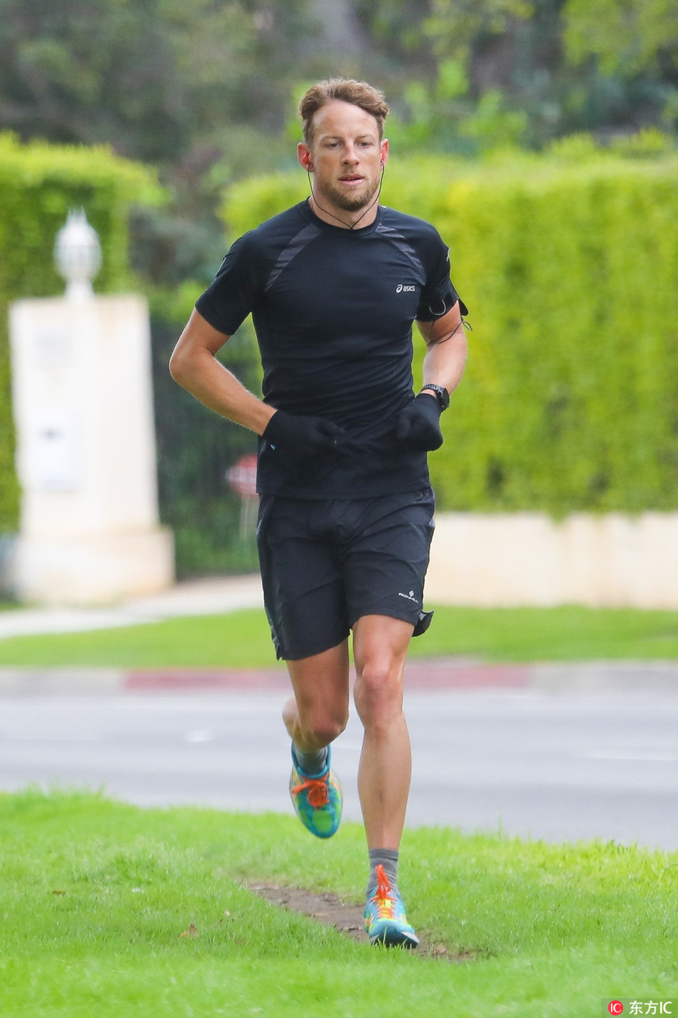 简森-巴顿加州街头跑步健身_高清图集_新浪网