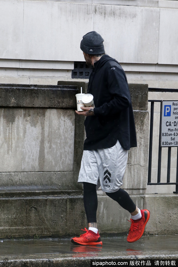 贝克汉姆现身街头买饮料