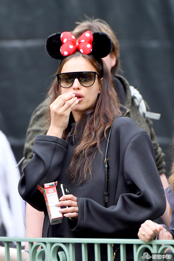 怀孕的c罗前女友伊莲娜-沙伊克(irina shayk)现身迪士尼梦幻王国