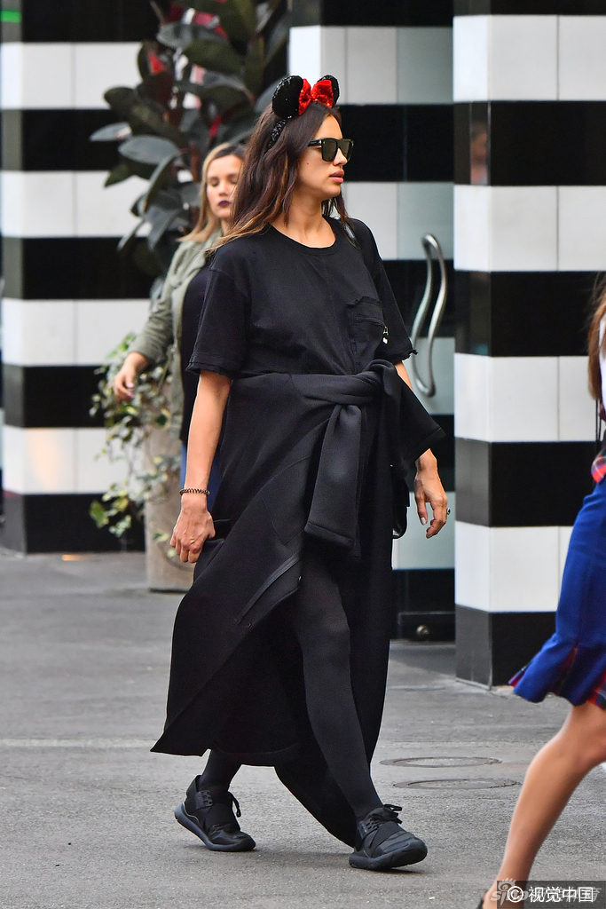 怀孕的c罗前女友伊莲娜-沙伊克(irina shayk)现身迪士尼梦幻王国