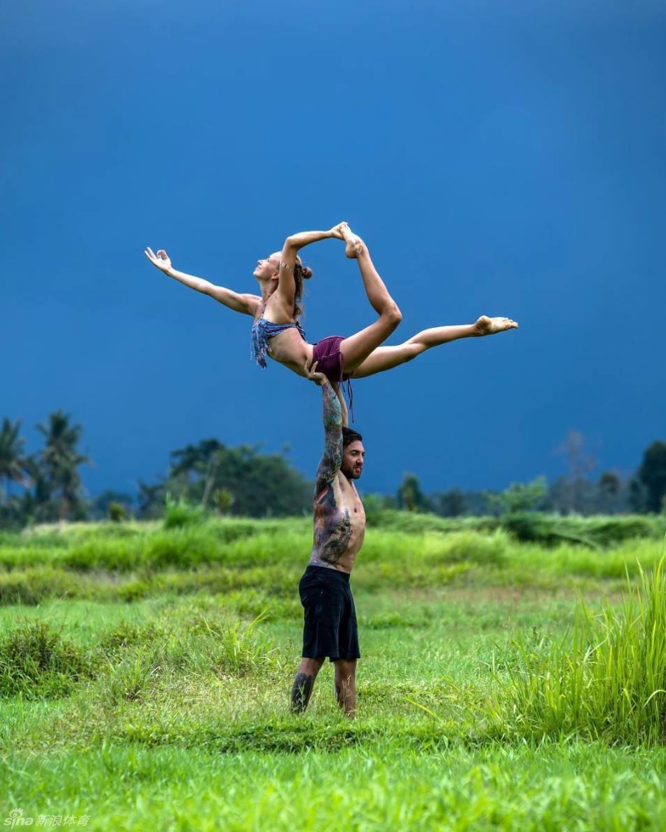 瑜伽情侣高难度姿势秀恩爱