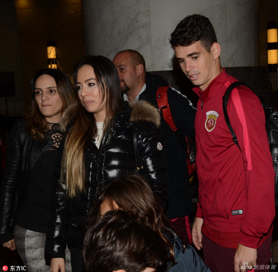 在中超首轮大胜亚泰之后,上港主教练博阿斯与三名外援现身酒店,与等候