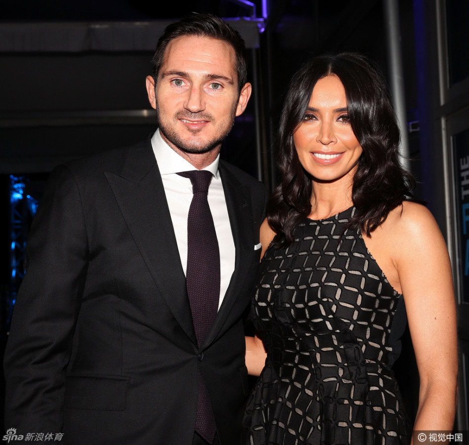 兰帕德携娇妻出席颁奖礼郎才女貌