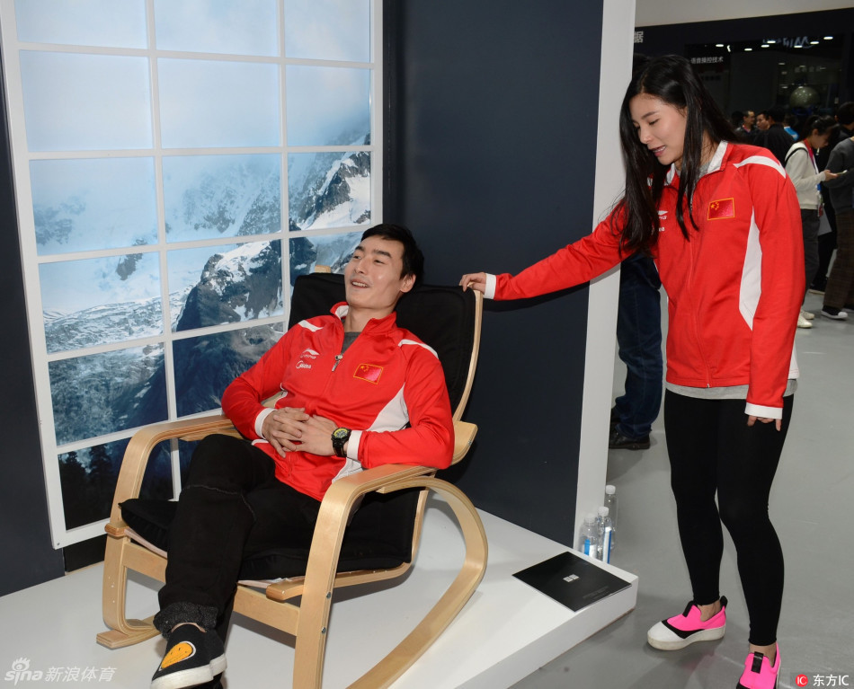 何姿秦凯合体亮相亲密撒狗粮