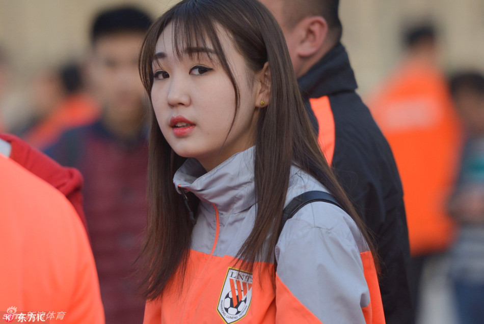 美女球迷集聚鲁能大球场