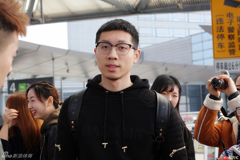 潮人许昕现身机场背双肩包文质彬彬