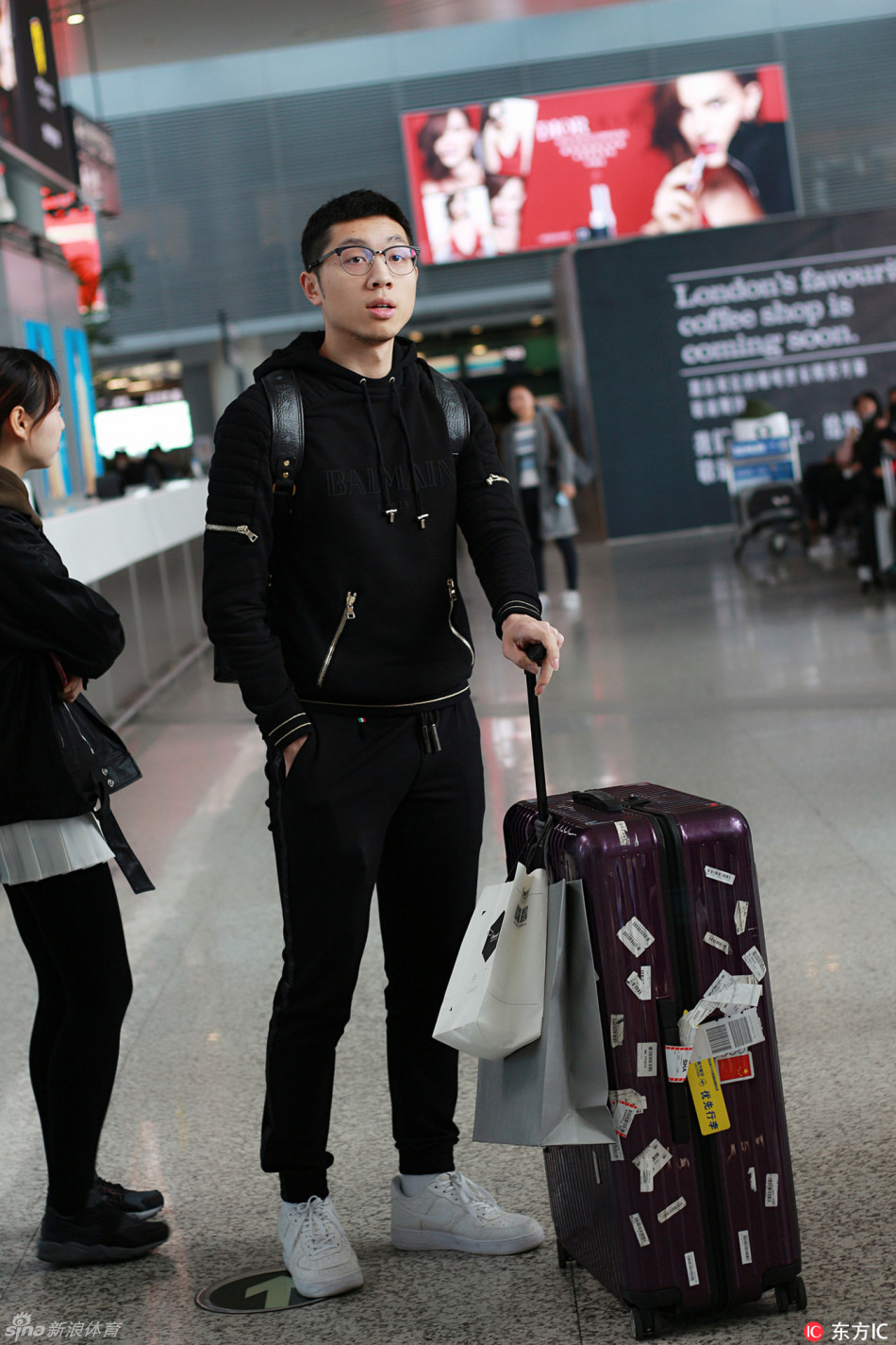 潮人许昕现身机场背双肩包文质彬彬_高清图集_新浪网