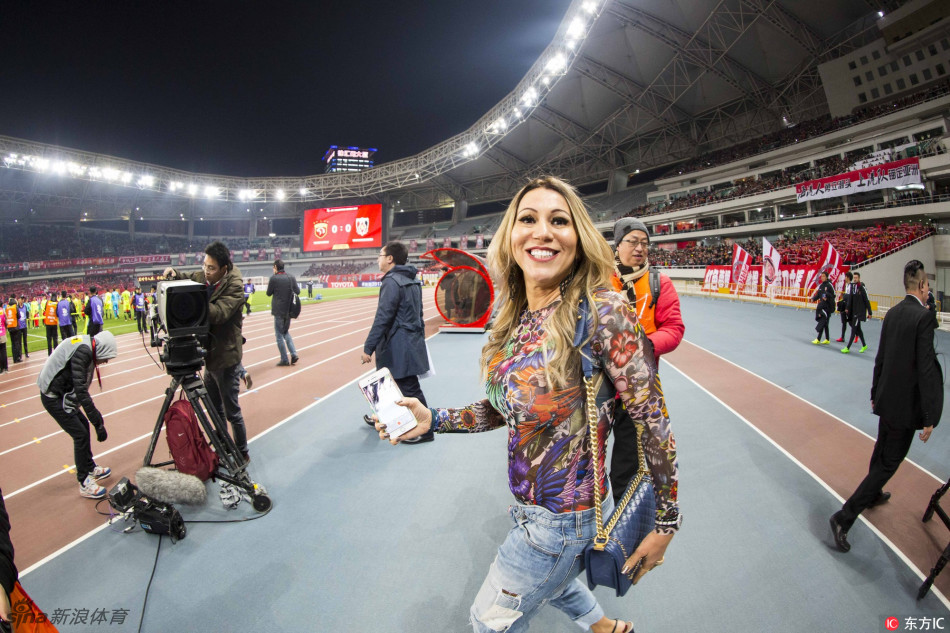 胡尔克妻子现场助阵上港