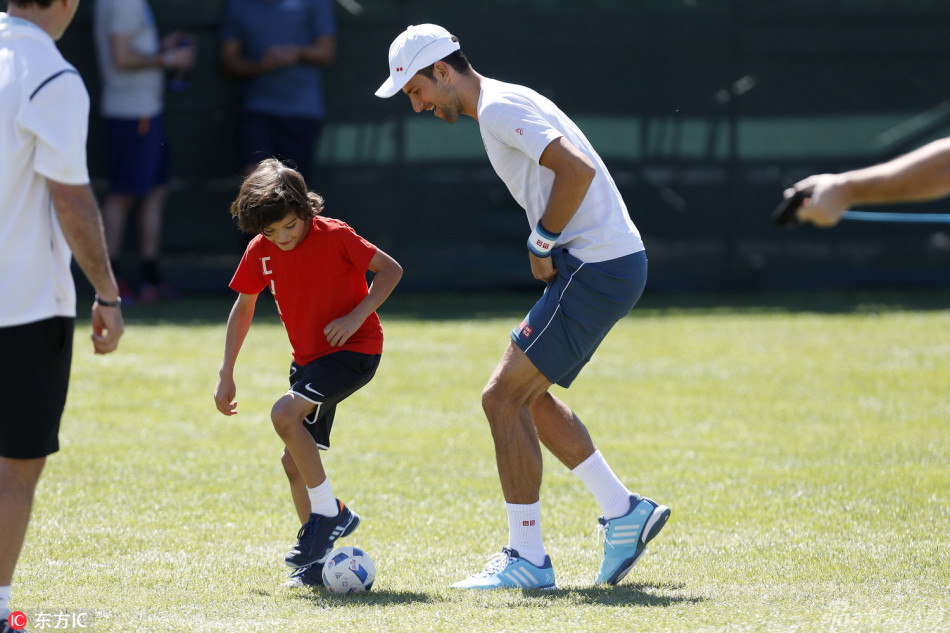 小德与小朋友踢足球热身 滑稽铲球十足搞笑