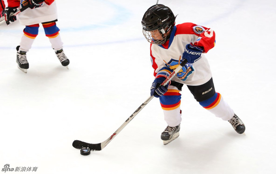 青少年冰球赛萌娃上冰惹人爱_高清图集_新浪网