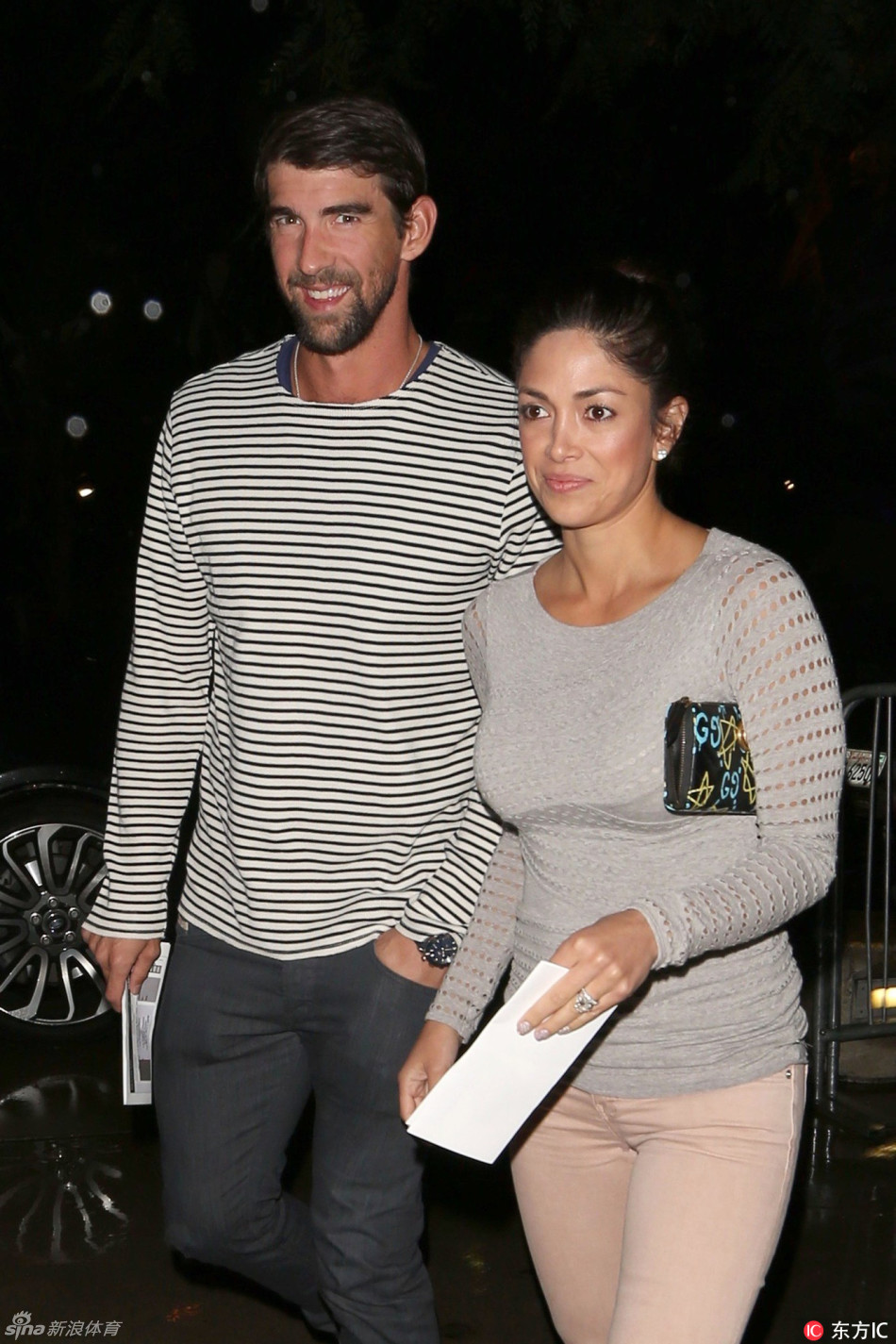 菲尔普斯帅气有型与妻子甜蜜依偎