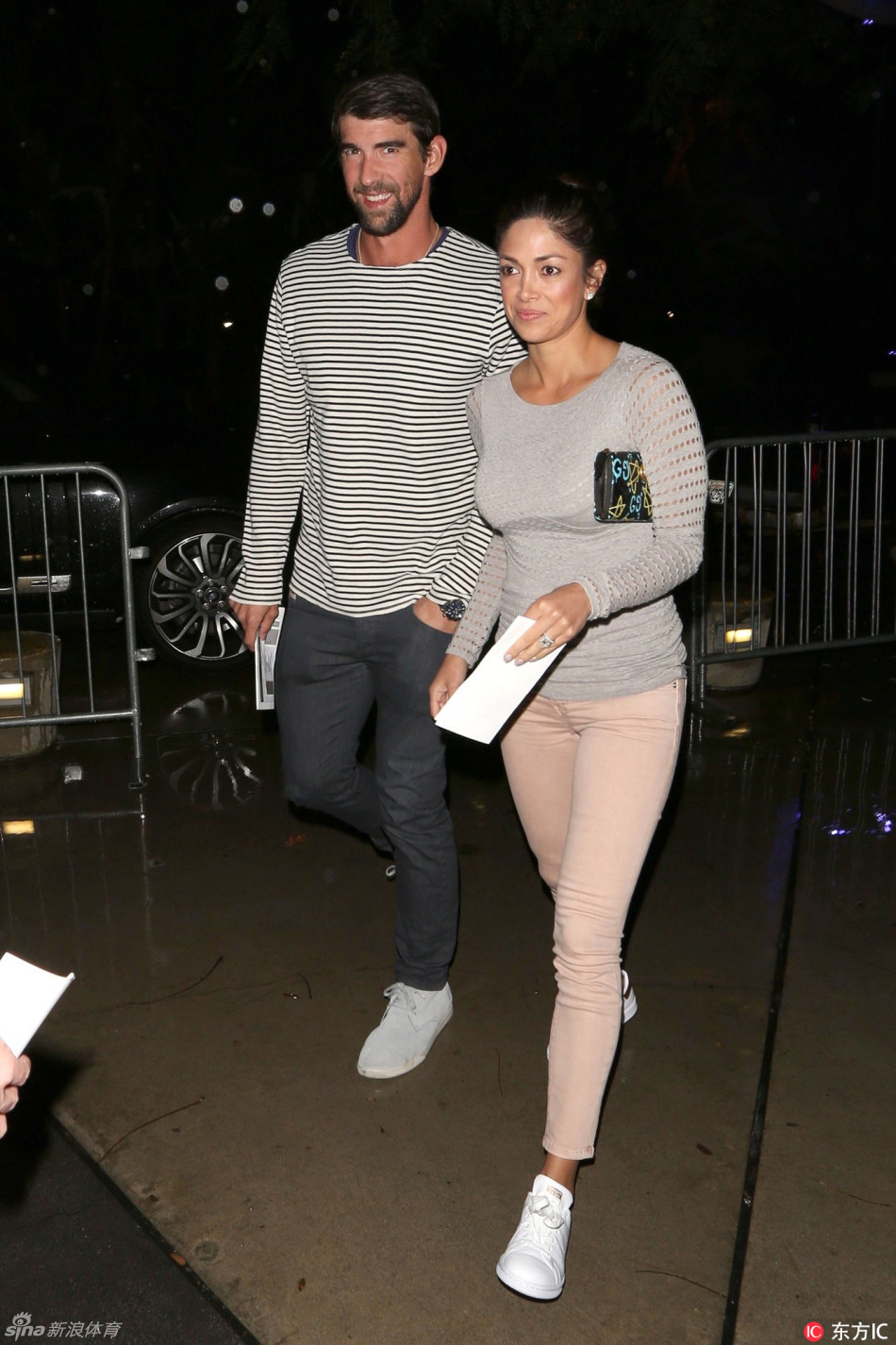 菲尔普斯帅气有型与妻子甜蜜依偎