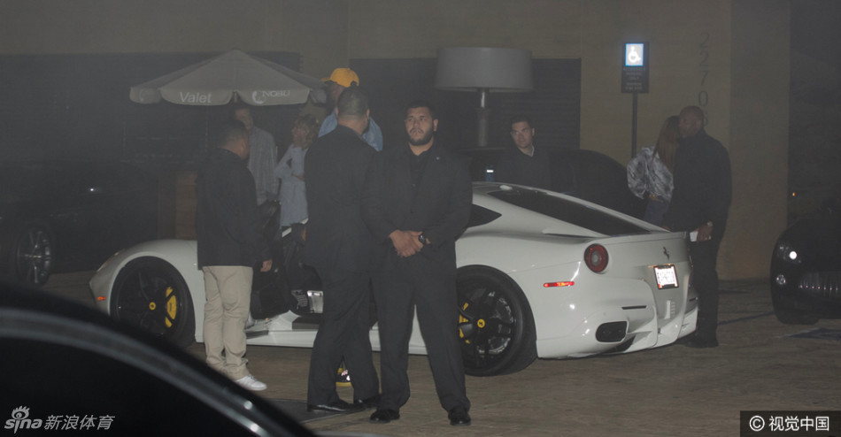 詹姆斯驾豪车外出贴身保镖紧随_高清图集_新浪网