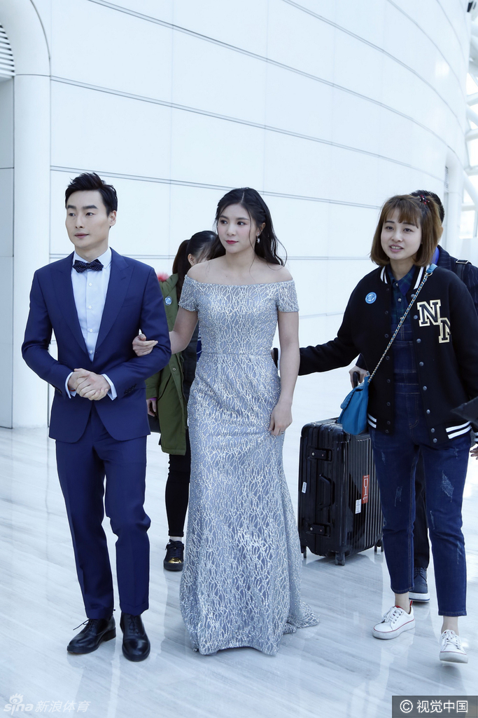 秦凯何姿西装配长裙男才女貌挽手秀恩爱_高清图集_新浪网