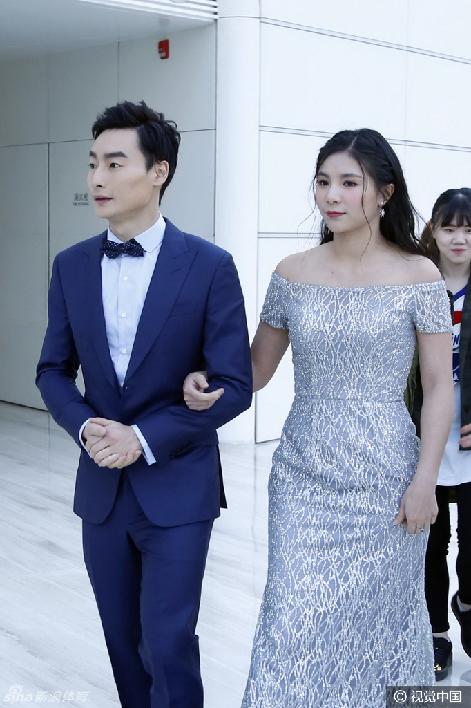 秦凯何姿西装配长裙男才女貌挽手秀恩爱_高清图集_新浪网