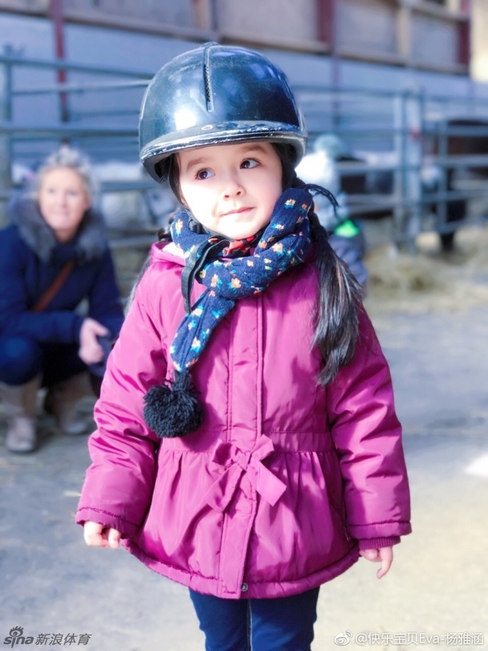 猜你喜欢 1 / 8 eva是中法混血儿,曾经在综艺节目中和杨威杨阳洋一家