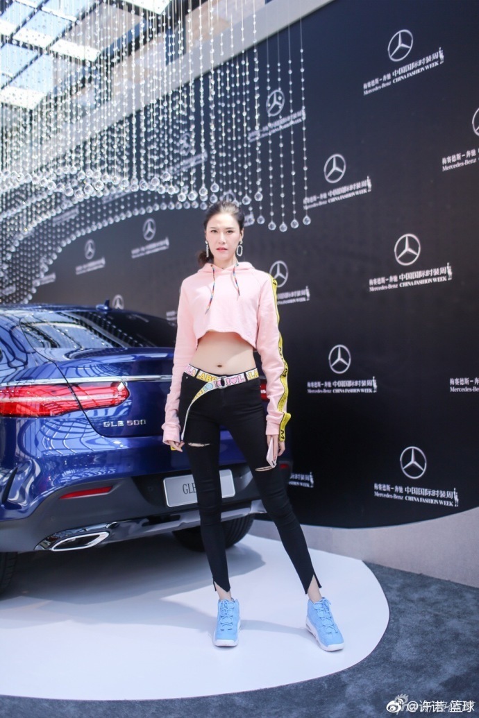 许诺出席活动晒美腿