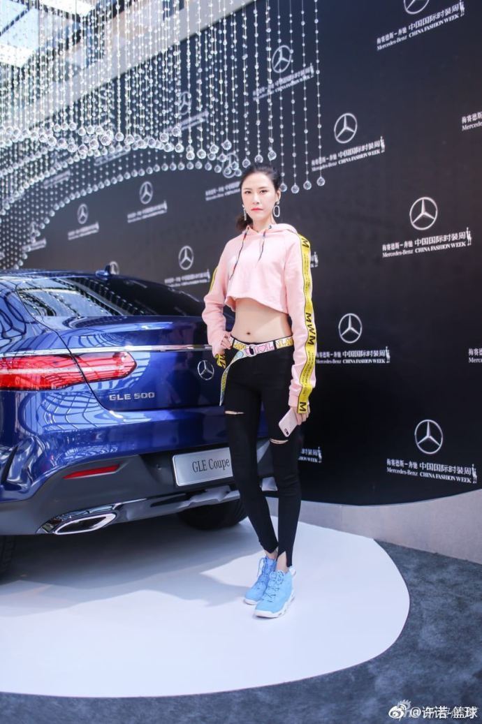 许诺出席活动晒美腿_高清图集_新浪网