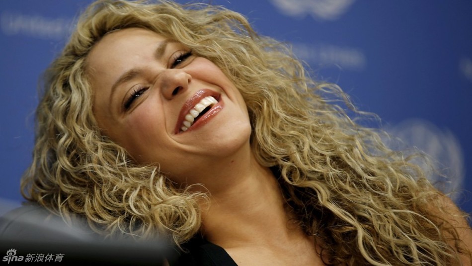 皮克晒夏奇拉截图宣传新歌_高清图集_新浪网