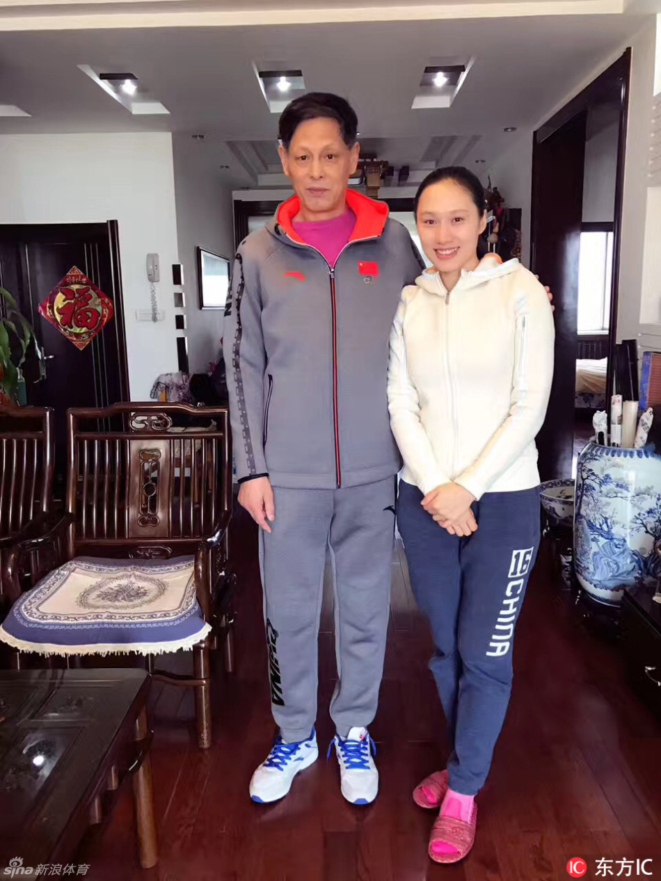 速滑女神张虹亲自下厨依偎爸爸肩膀