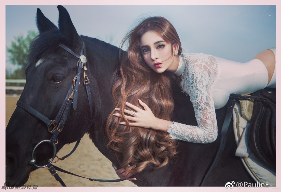 嫩模骑马靓照性感到想报警