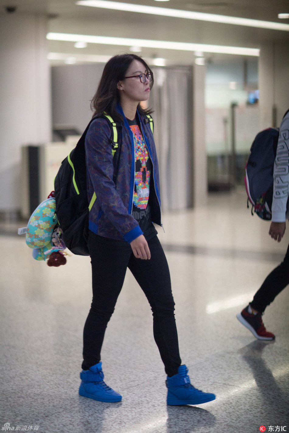 傅园慧现身机场双肩包活力四射