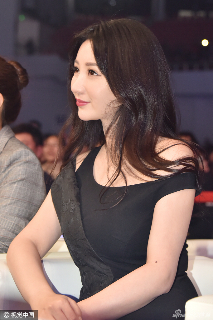 2017年04月10日,北京,柳岩一袭小黑裙以特邀嘉宾身份现身某拳赛现场