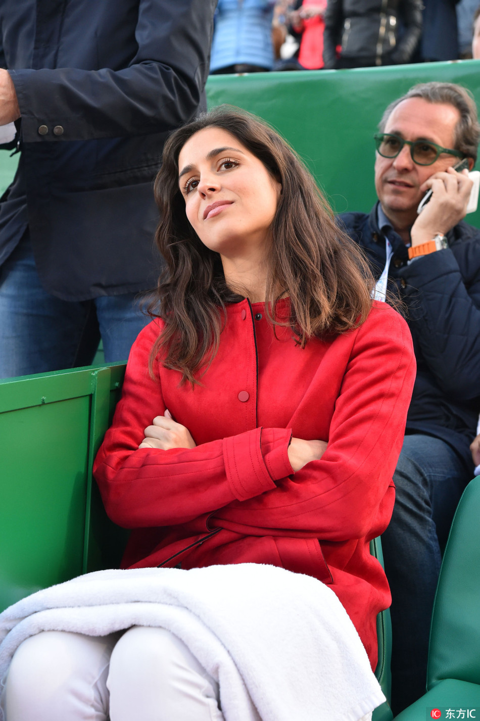 纳达尔女友观战纳豆比赛 红衣抢眼微笑暖人