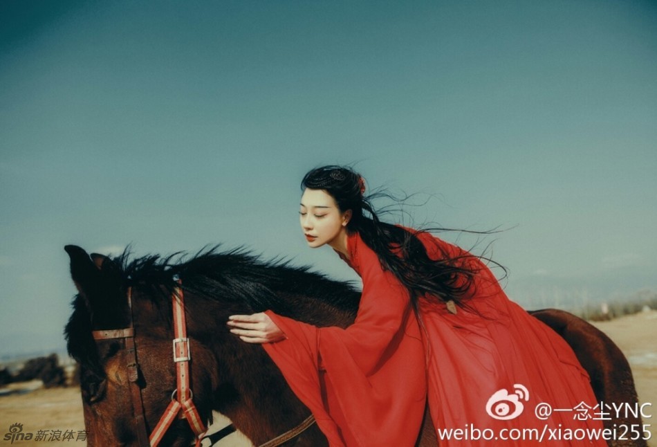 红衣佳人!大漠骑马长纱飘飘_高清图集_新浪网
