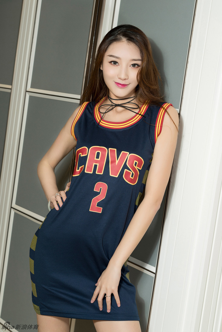 欧文靓丽女粉丝球衣写真_高清图集_新浪网