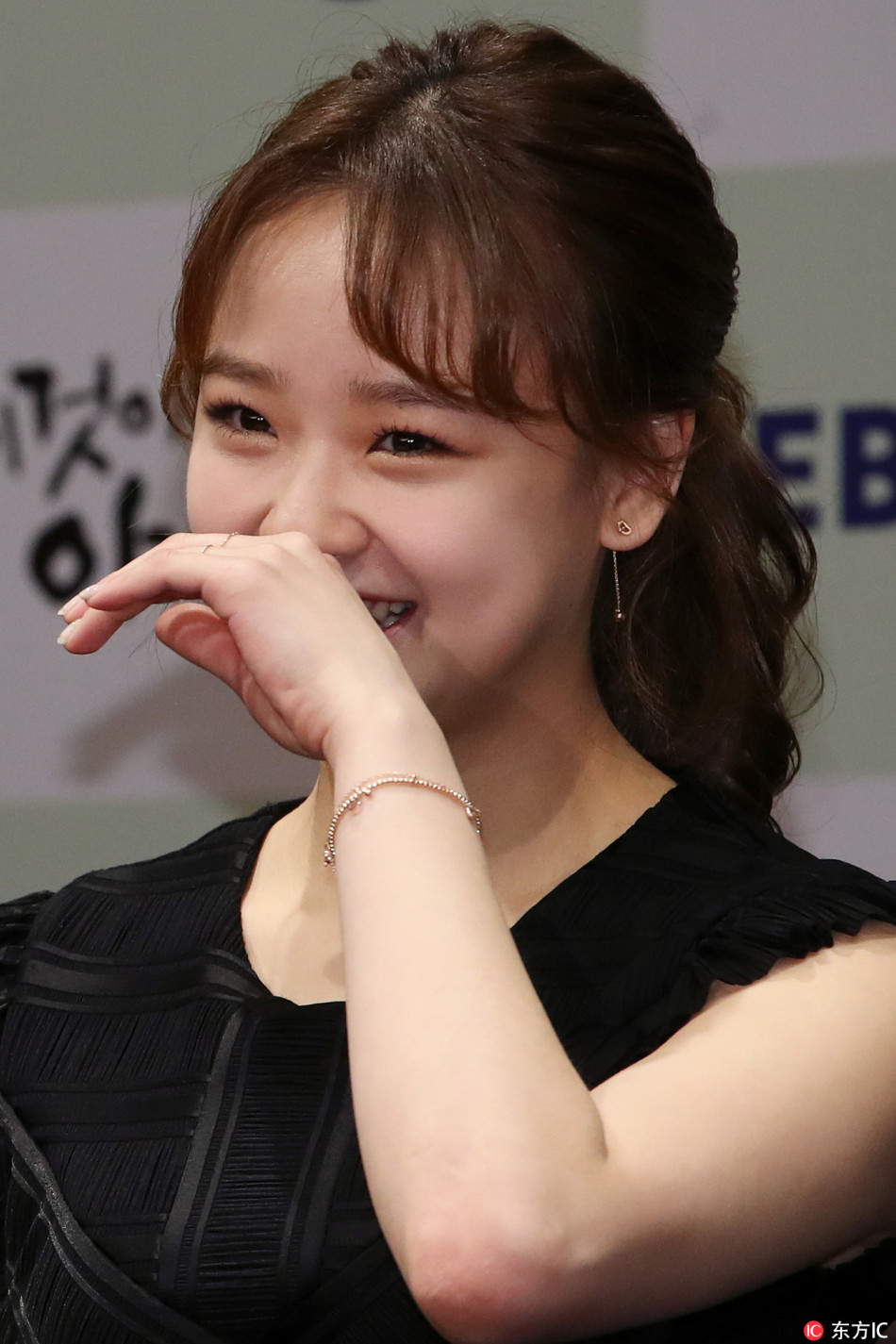 孙妍在出席纪录片发布会 笑容甜美可爱