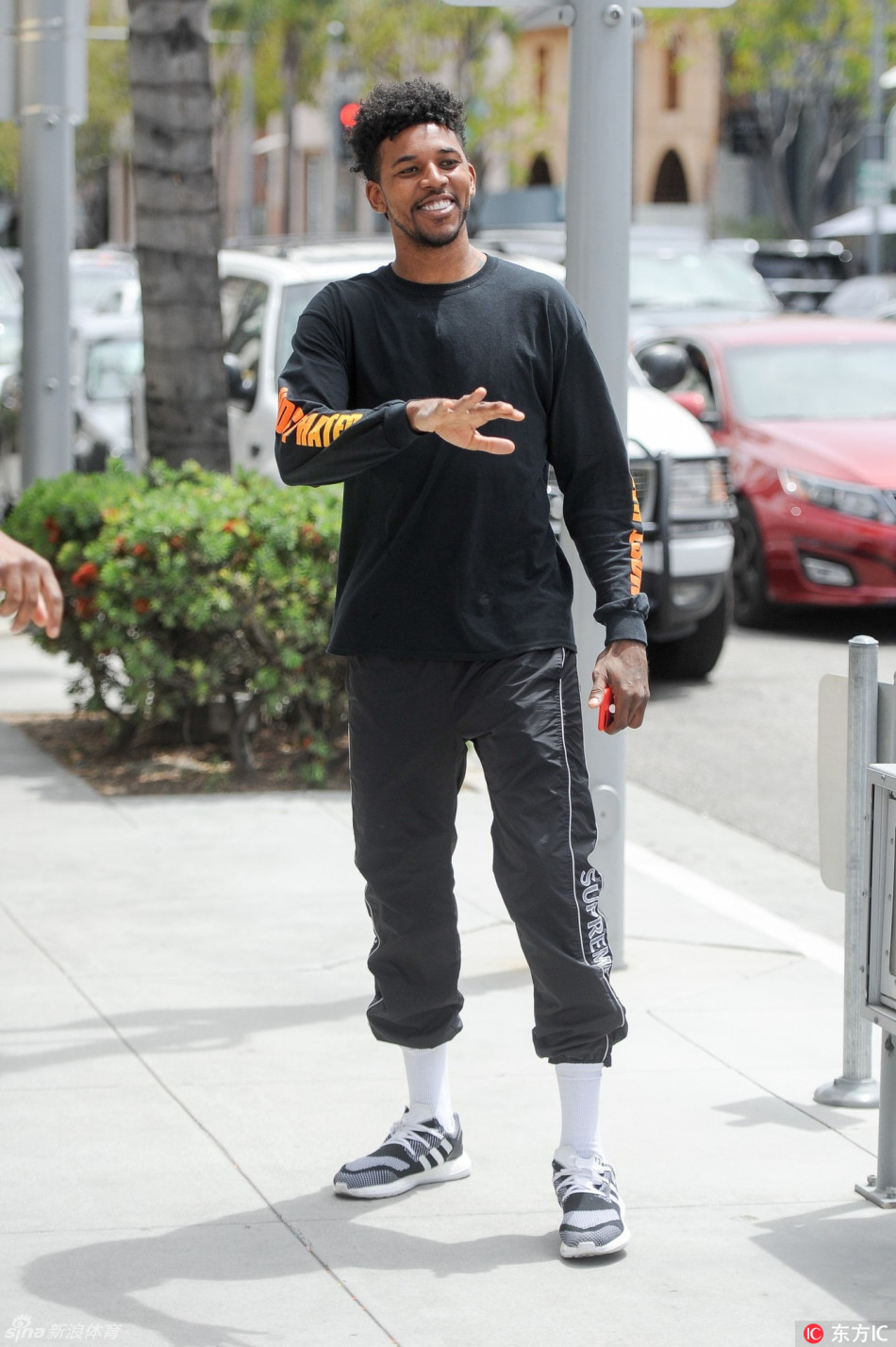 尼克杨比弗利山庄街头跑步