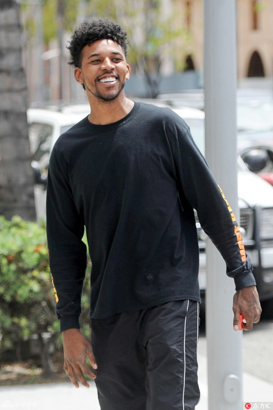 尼克-杨比弗利山庄街头跑步_高清图集_新浪网