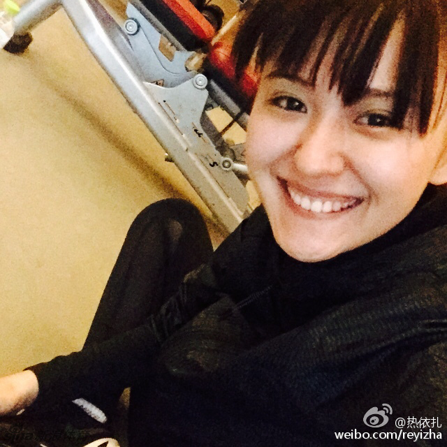 宁贵人热依扎骑马健身秀长腿