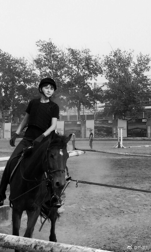 宁贵人热依扎骑马健身秀长腿